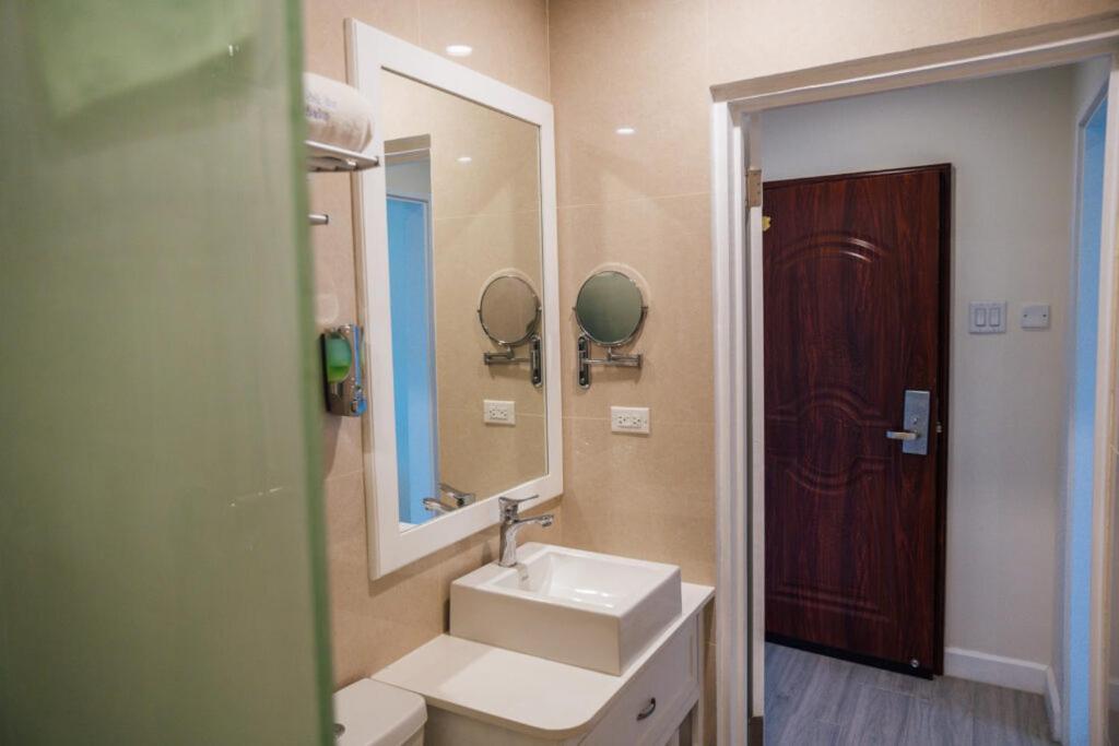 Maxwell Del Mar Hotel Christ Church Bagian luar foto